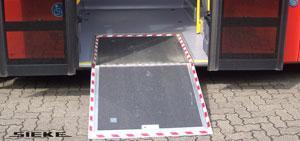 drei rote Linienbusse