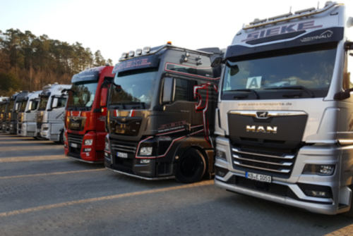 Silberner Lastkraftwagen für Standard Transporte